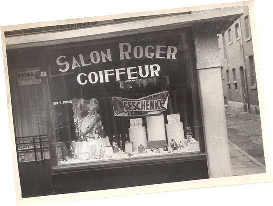 Afbeelding van destijds geeft de voorkant van de kapperszaak Salon Roger Coiffeur weer.